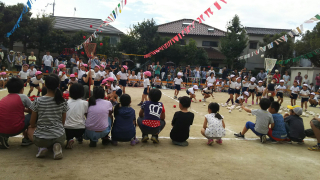 小学生の玉入れ